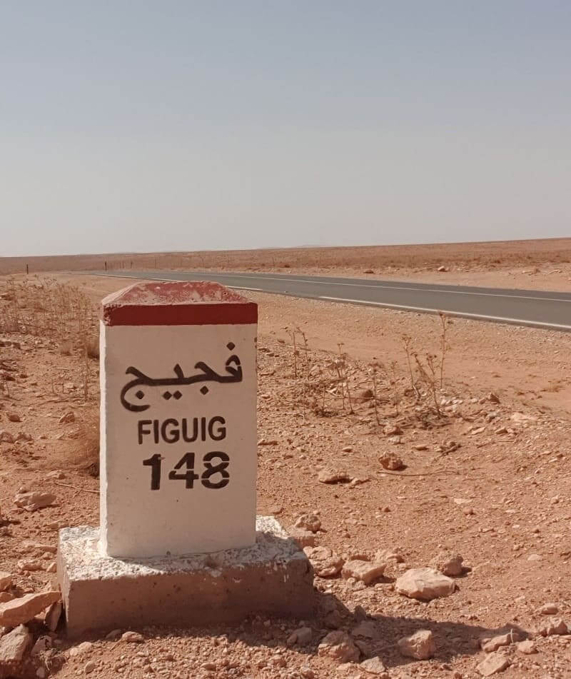 Borne sur la route de Figuig au Maroc